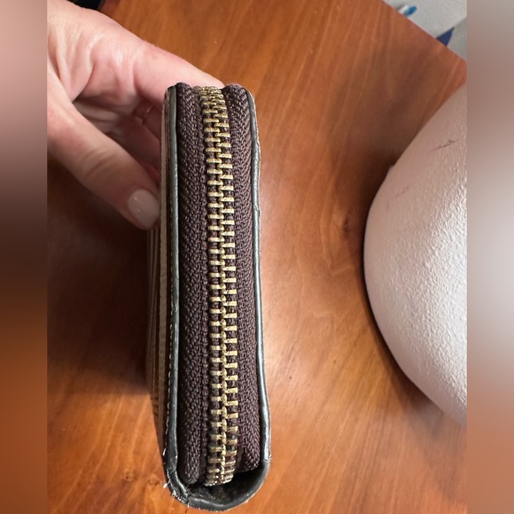 Henri Bendel Black and White Striped Wallet - Picture 7 of 11